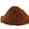 Gemahlene Bourbon-Vanille (Vanillepulver) auf weißem Hintergrund