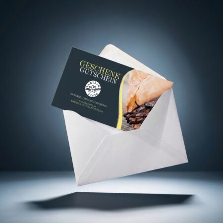 Ein geöffneter Briefumschlag, aus dem der Geschenkgutschein herausschaut