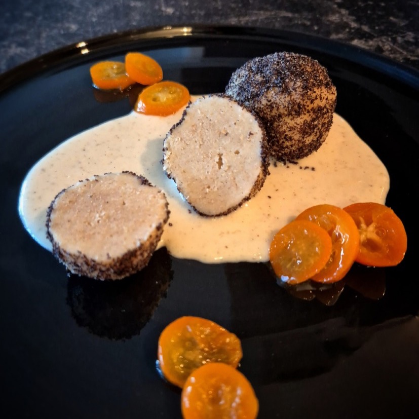 Mohn-Topfen-Knödel an Vanillesauce aus dem Rezeptheft