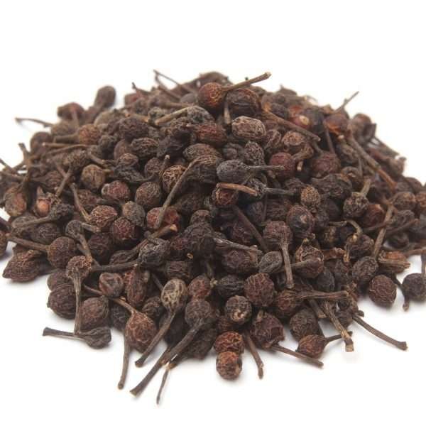 Getrocknete Voatsiperifery-Beeren mit den typischen Stielchen, dunkelbraun und unregelmäßig groß